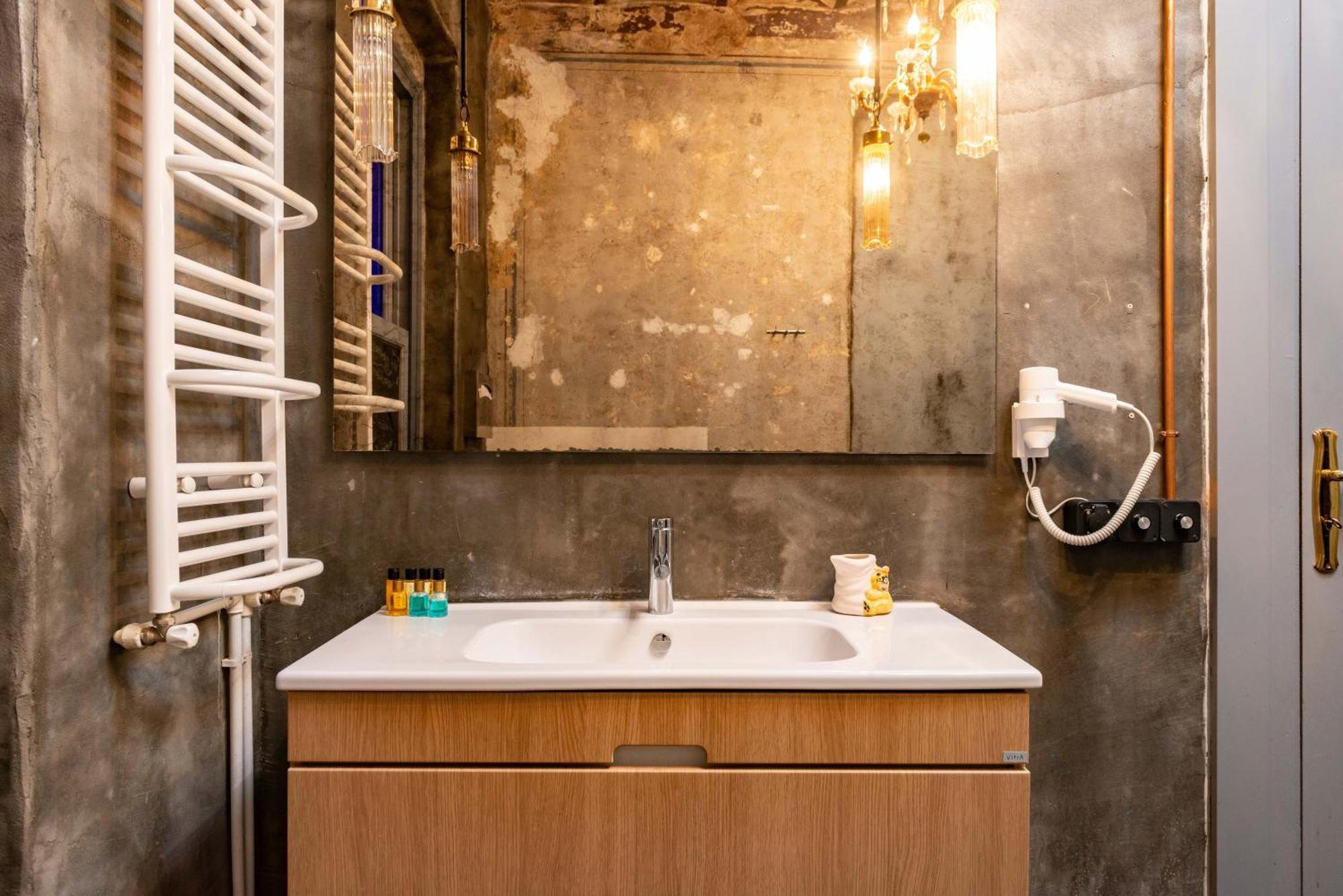 The -amazing Historical In Prime Location Apartment